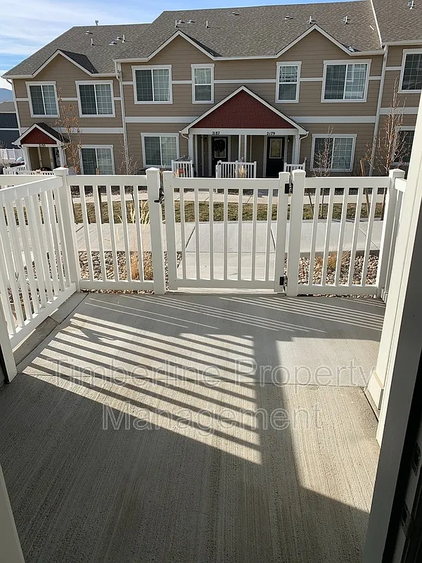 3 bed, 2.5 bath, 1600 sqft, $2,100 — Photo 3