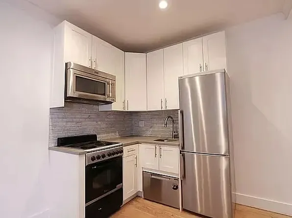 401 East 50th Street image 1 of 5