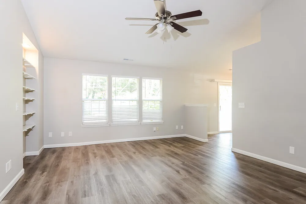 3 bed, 2.0 bath, 1117 sqft, $1,995 — Photo 3