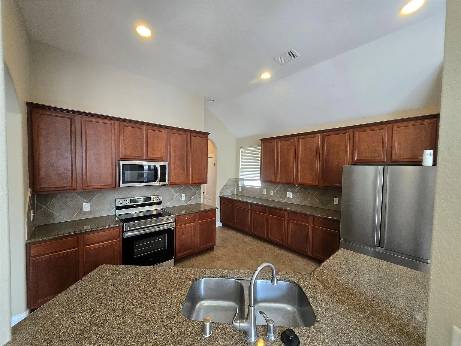 5 bed, 3.5 bath, 2778 sqft, $2,700 — Photo 2