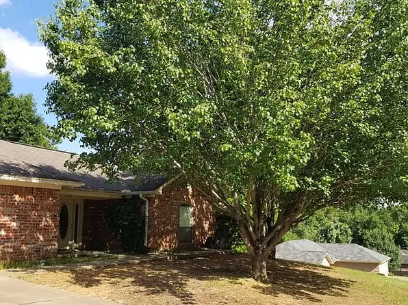 700 Chancellor Dr, Palestine, TX 75803