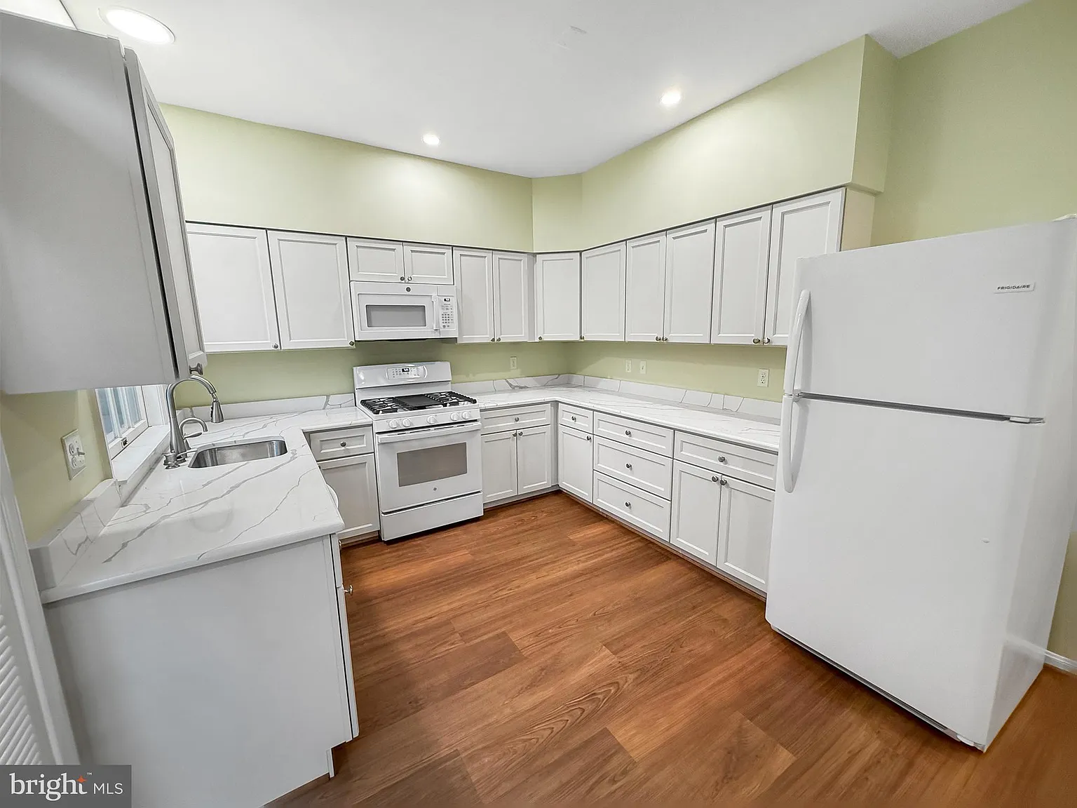 4 bed, 4.0 bath, 2420 sqft, $3,199 — Photo 4