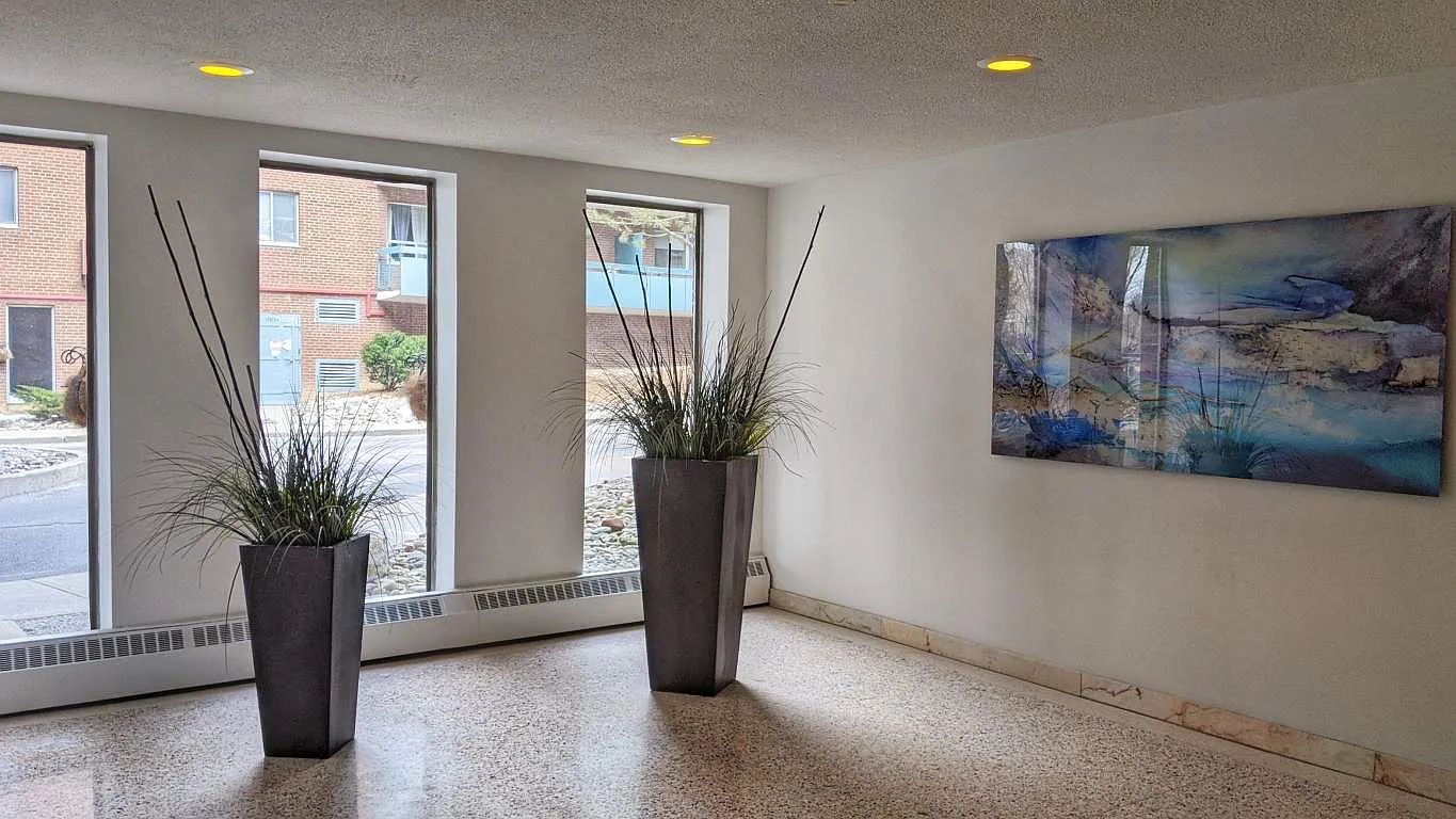 Essex Court Apartments - 216 Essex Avenue — Photo 3