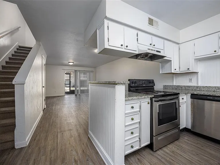 4411 SW 34th St #908 — Photo 3