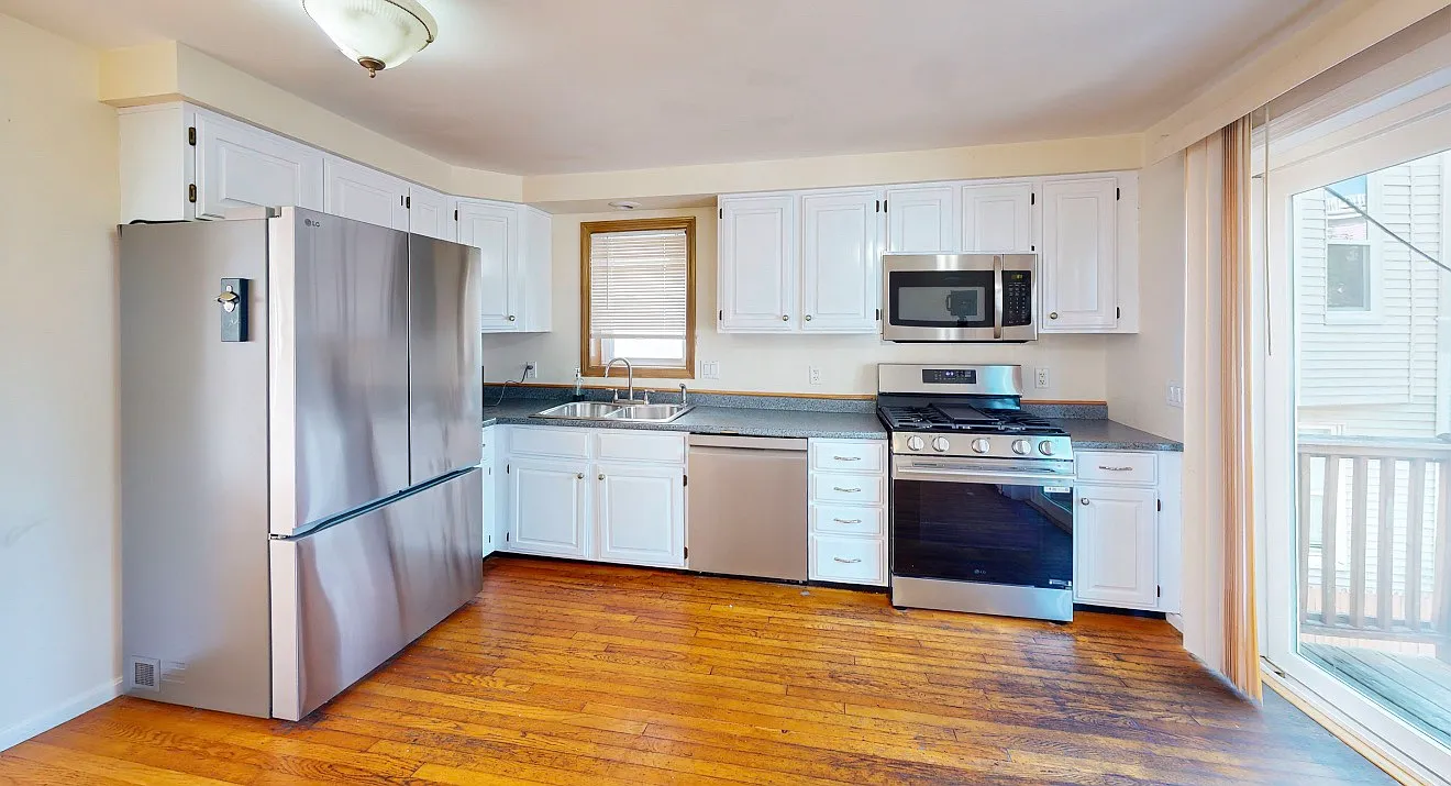 3 bed, 1.5 bath, 1560 sqft, $6,000 — Photo 2