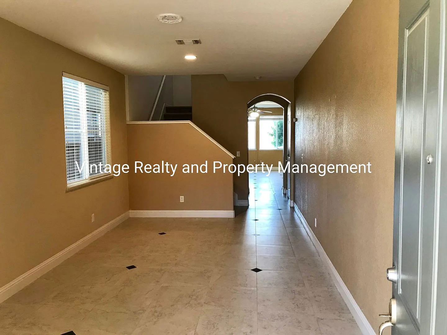 Available Now!!Top Of The Line 4 Bedroom Two Story Home — Photo 4