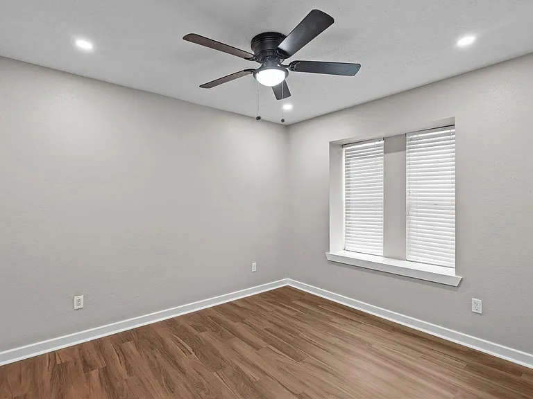 1107 Londonderry Ave — Photo 25