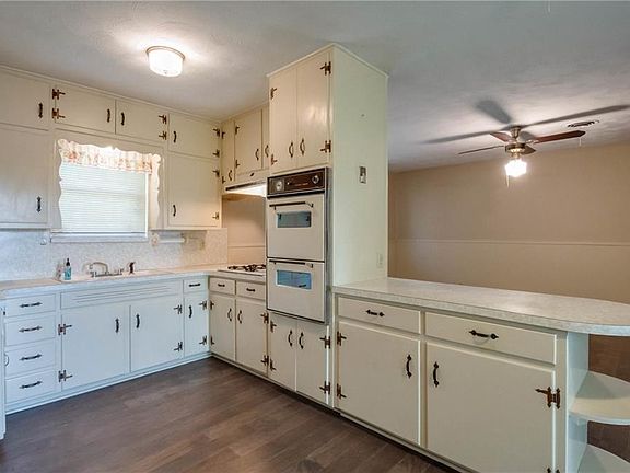 3rd image of 2713 Dogwood Park Dr