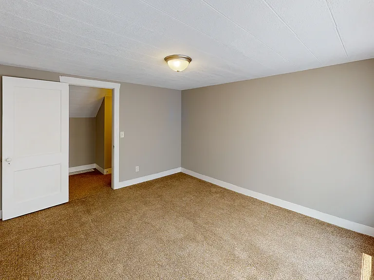517 Squires Ave — Photo 5