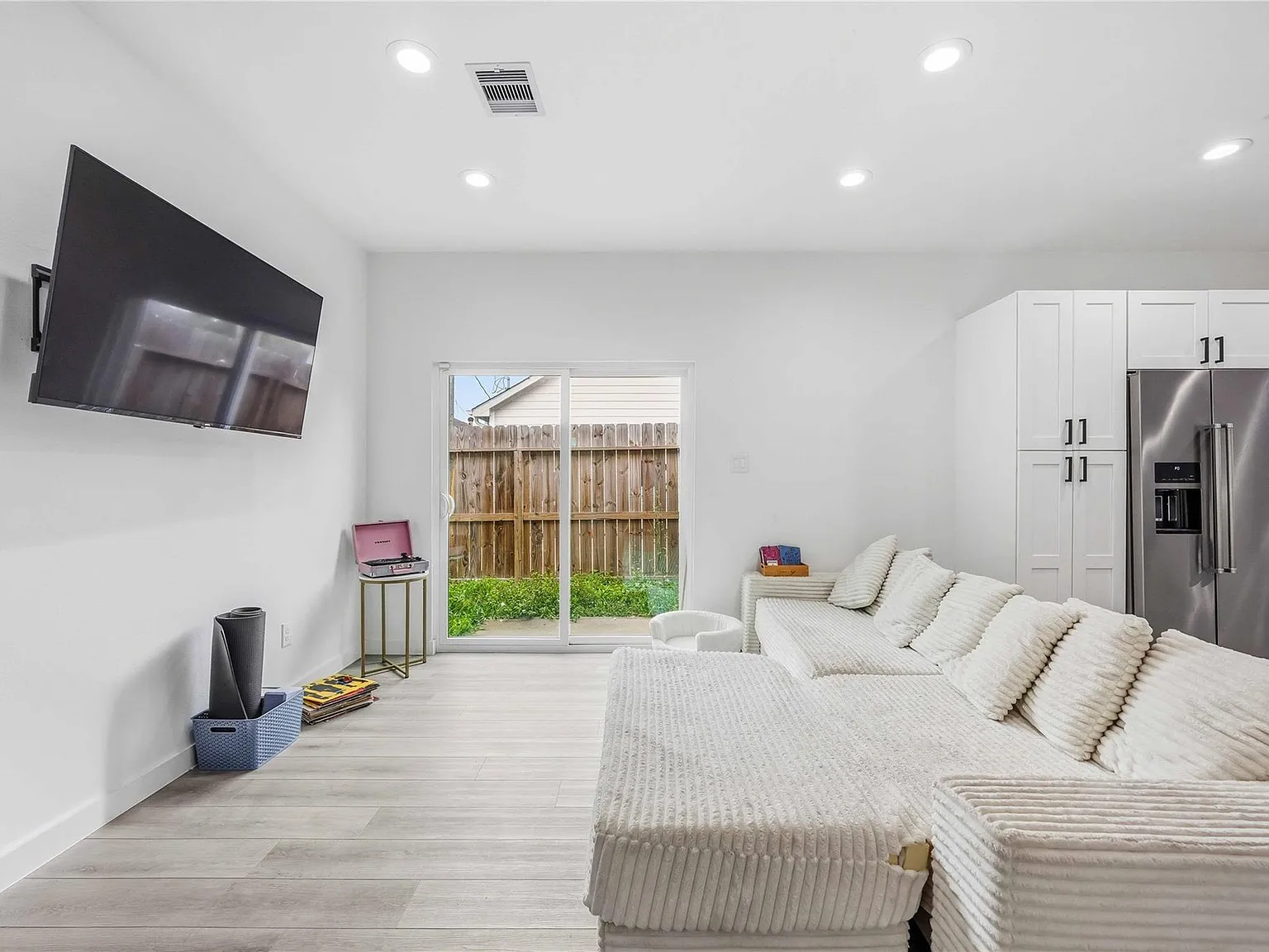 3 bed, 2.0 bath, 1250 sqft, $1,705 — Photo 4