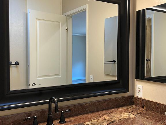 5th image of 215 Red Oak Dr W APT A