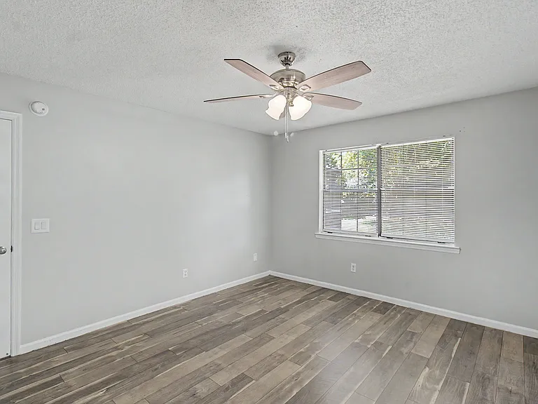 703 Woods Ct — Photo 25