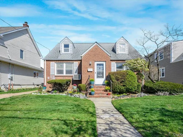 10 Dorothy Place, Lynbrook, NY 11563