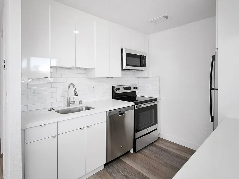 Crystal Tower Apartments — Photo 12