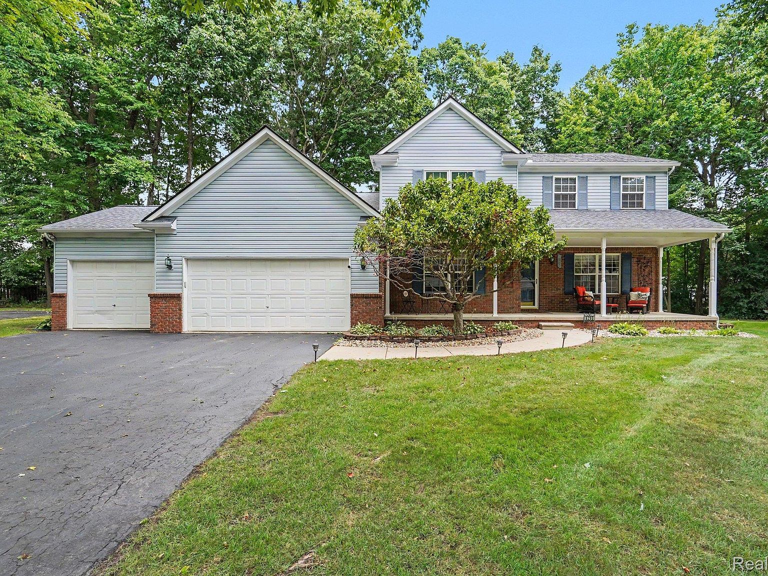6290 Waldon Woods Dr, Clarkston, MI 48346