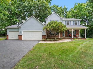 6290 Waldon Woods Dr, Clarkston, MI 48346
