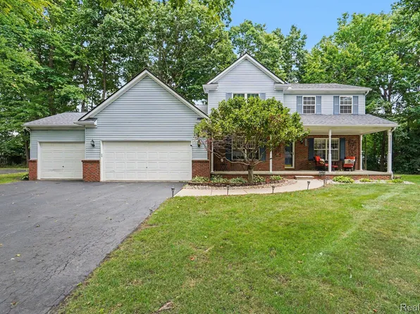 6290 Waldon Woods Dr, Clarkston, MI 48346