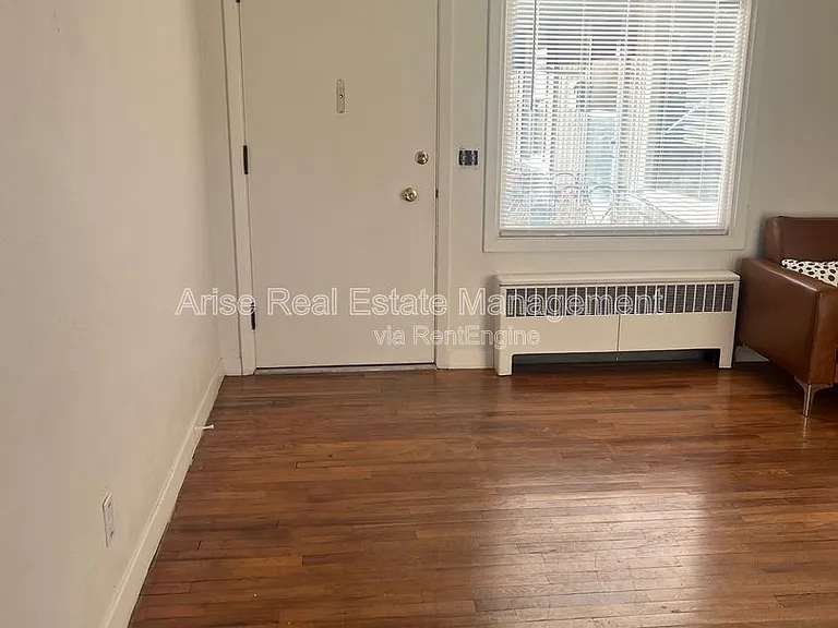 130 SW Canyon Dr #4 — Photo 4