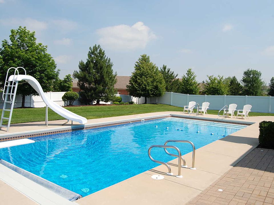 Pool/Back Yard