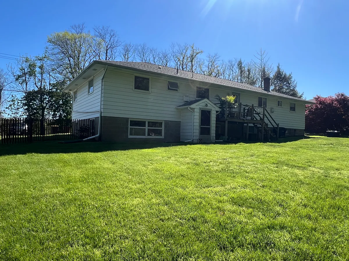 Building Photo - 1615 Maple Hill Rd