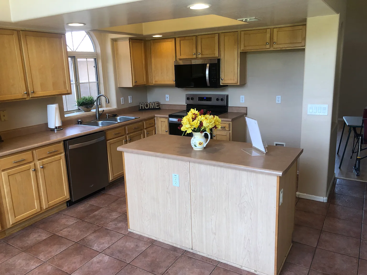 3 bed, 2.5 bath, 1729 sqft, $1,950 — Photo 3