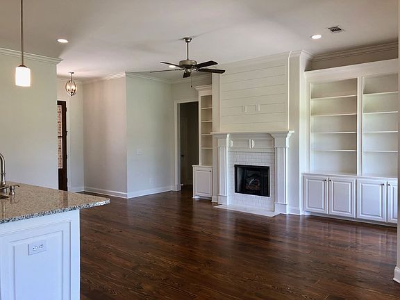 5th image of 410 E Buttonwood Ln