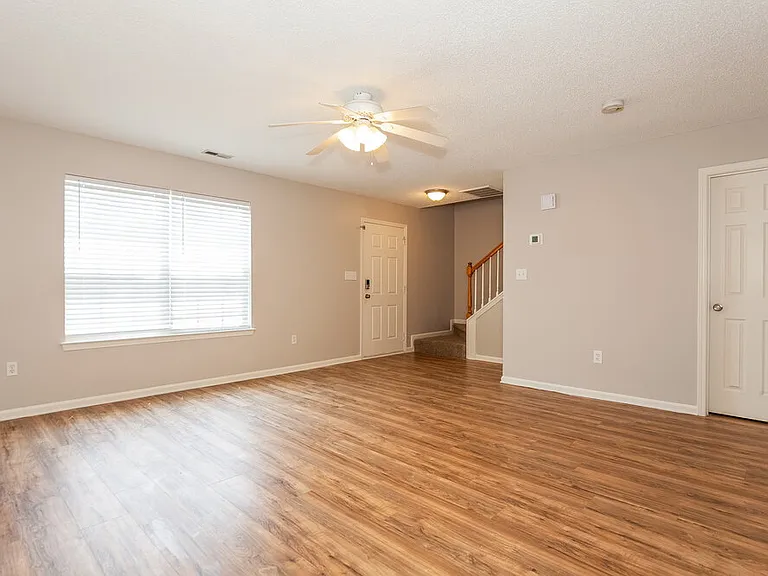 715 Almora Dr — Photo 5