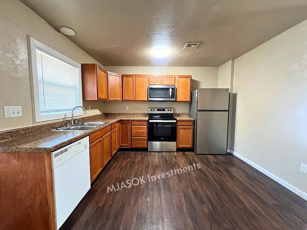 3 bed, 1.5 bath, 1000 sqft, $975 — Photo 4