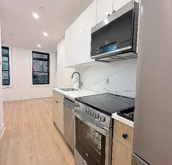 307 W 39th St #2T — Photo 3