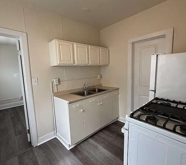 218-220 S Broadway #C — Photo 6