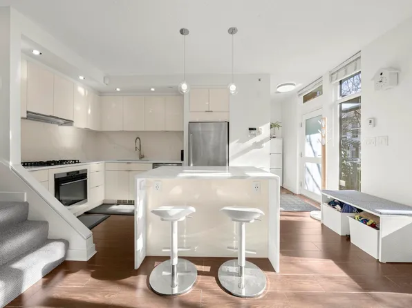 1053 Homer St, Vancouver, BC V6B 2X5