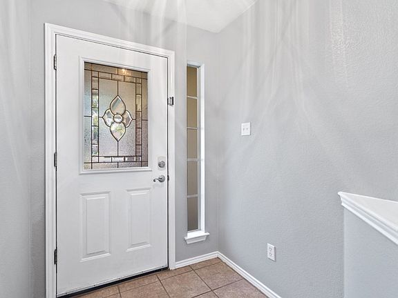 2nd image of 1514 Royce Ln