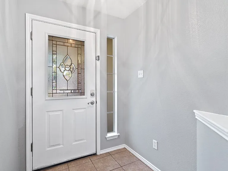 1514 Royce Ln — Photo 2