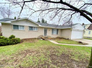 6201 Williams Lake Rd, Waterford, MI 48329