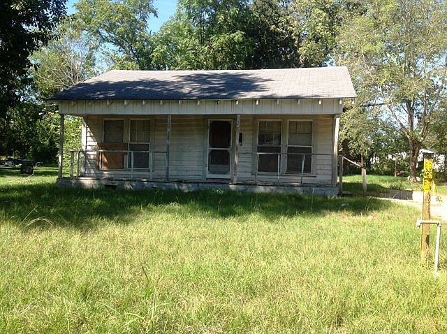 1st image of 704 Weaver Ave