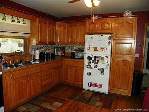 Large pantry cabinet, all kitchen appliances remain