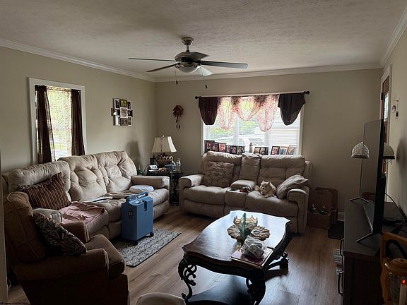 4th image of 121 Hoff St