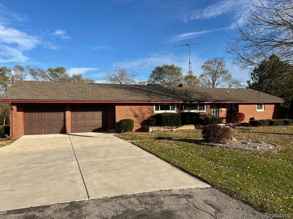 1425 Peppermill Rd, Lapeer, MI 48446