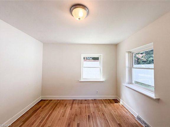 4th image of 18 Rhyne Ave