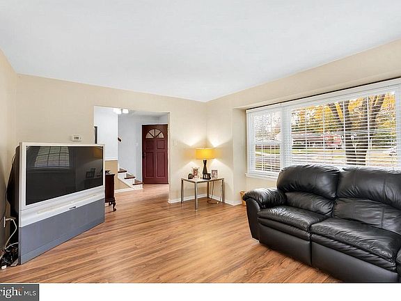 3rd image of 1001 Merrymount Ave N