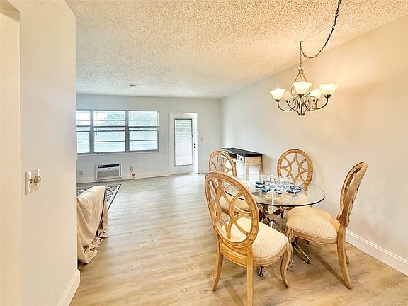 5th image of 303 Oakridge Q #303