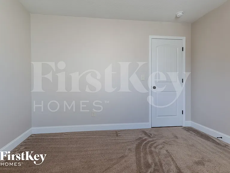 114 Colonial Ct — Photo 10
