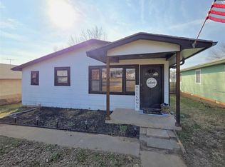 512 Ivanhoe St, Perry, OK 73077
