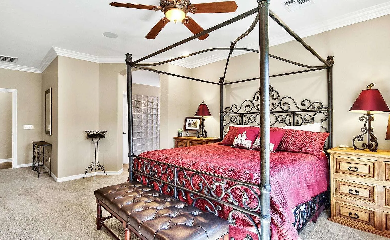 4 bed, 2.5 bath, 2708 sqft, $4,000 — Photo 2