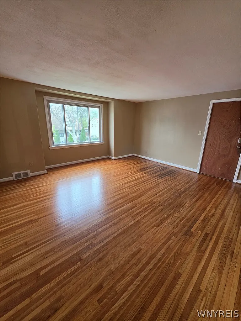 3 bed, 1.0 bath, 2586 sqft, $1,800 — Photo 3