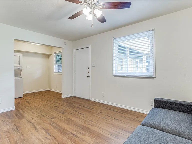 2401 Manor Rd #113 — Photo 4