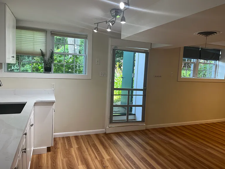 425 Butternut Ct — Photo 5