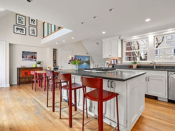 3rd image of 140 Prince St
