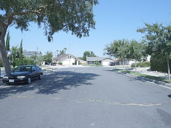 3rd image of 2032 E Alondra St