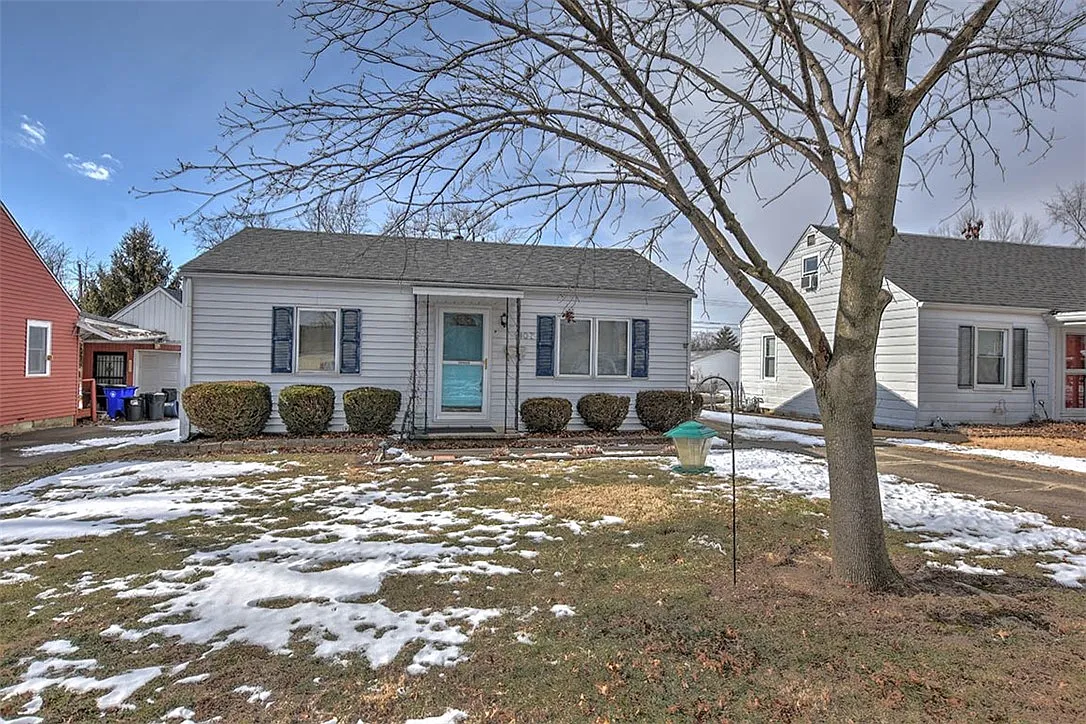 1107 N Oakcrest Ave photo 1